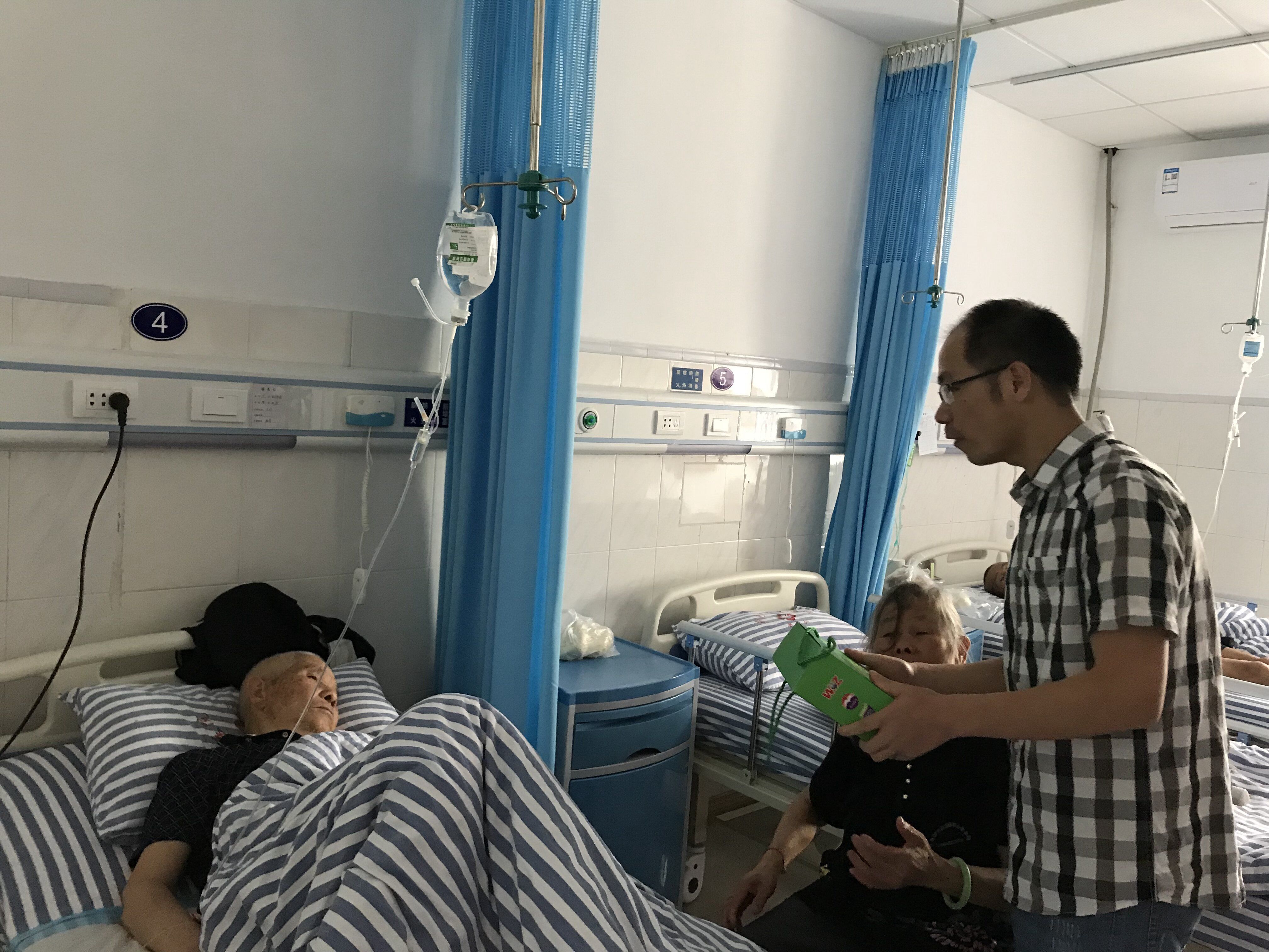 给患者送上爱心粽及祝大家端午安康.jpg